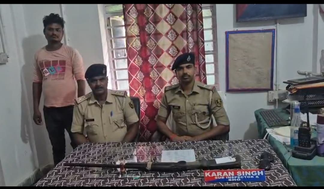 Motihari: हथियार लहराना पड़ा महंगा,बदमाश गिरफ्तार