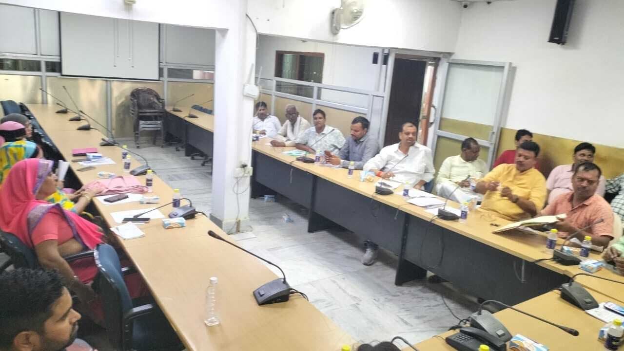 नगर पर्षद के वसूले जा रहे यूजर चार्ज से पार्षदों में आक्रोश, बैठक कर जताया विरोध