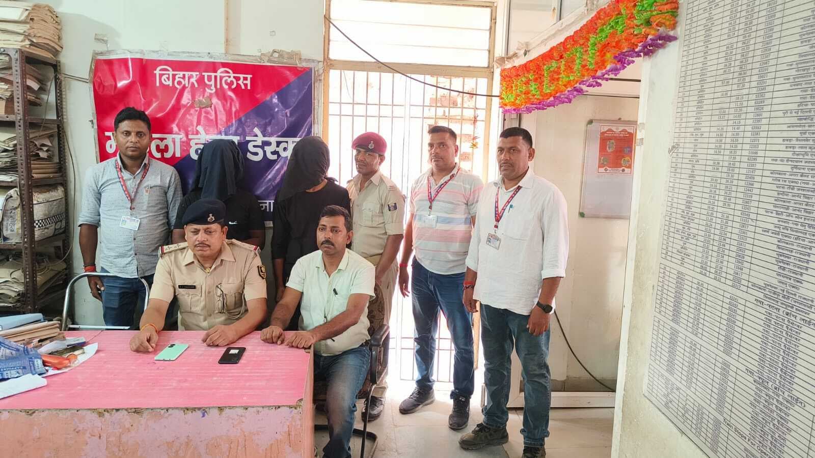 चोरी के मोबाइल फोन के साथ दो युवक अरेस्ट