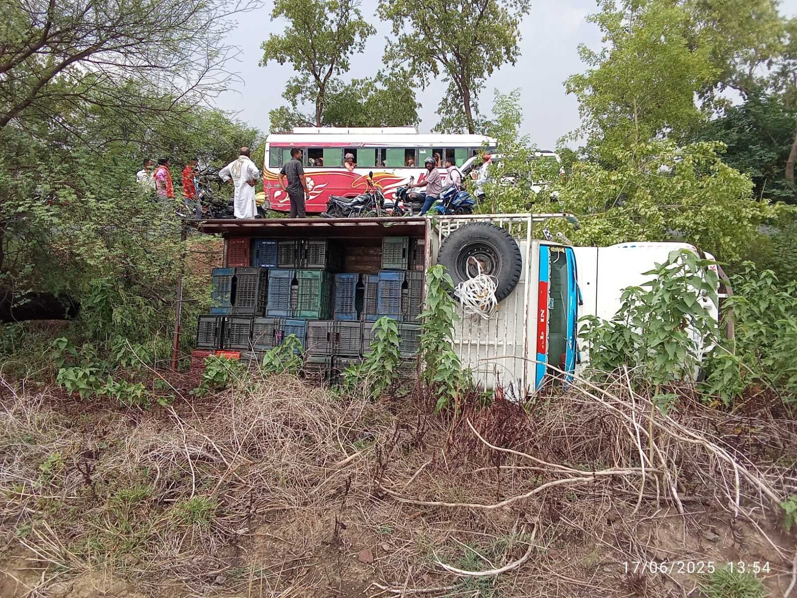 ऑटो को बचाने में चाट में पलटा पिकअप, बचा चालक