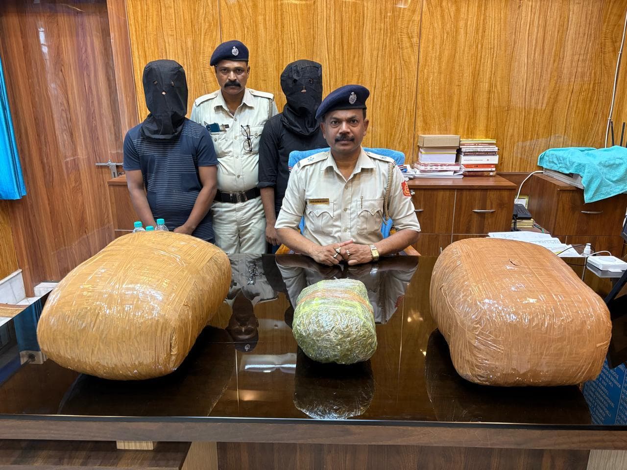 26 किलो गांजा के साथ बंगाल पुलिस ने दो युवकों को किया गिरफ्तार