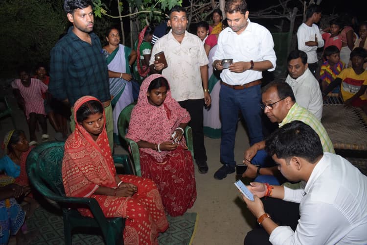 डीसी ने बहिरग्राम में रात्रि चौपाल लगाकर ग्रामीणों से किया संवाद