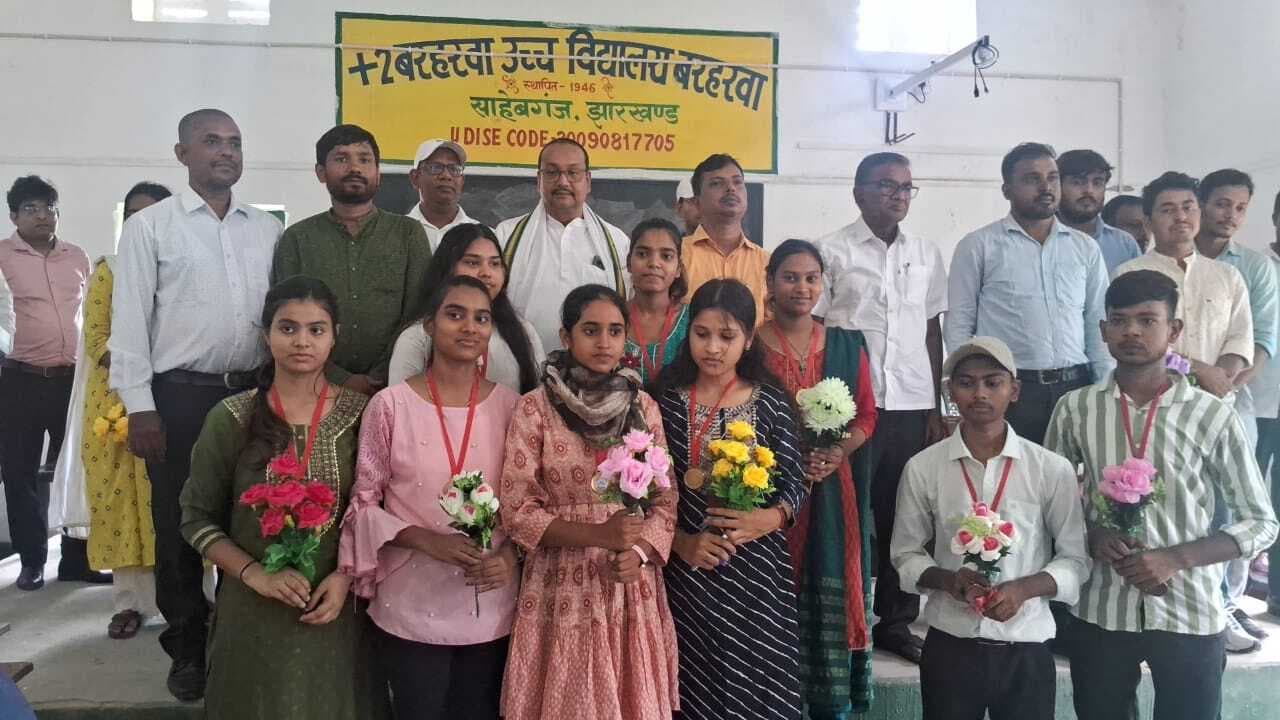 इंटर के टॉप-5 विद्यार्थी किये गये सम्मानित