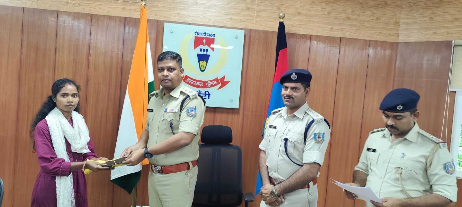 चोरी-गुम हुए 13 मोबाइल को उनके मालिकों को लौटाया गया