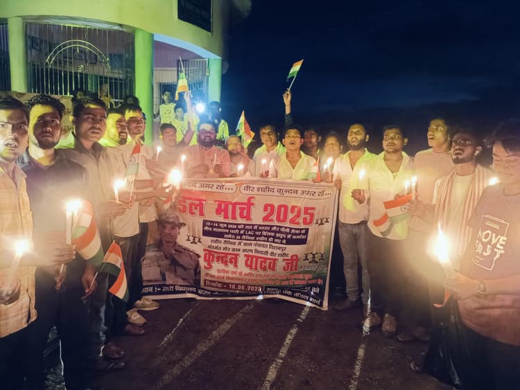 कैंडल मार्च निकलकर मनाया गया शहादत दिवस