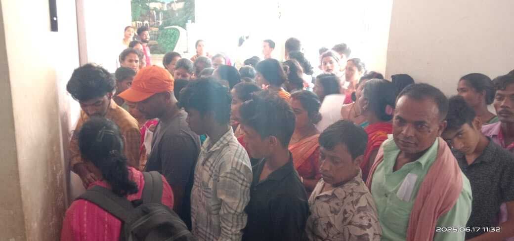 केंद्रों पर आधार कार्ड बनाने को उमड़ रही भीड़