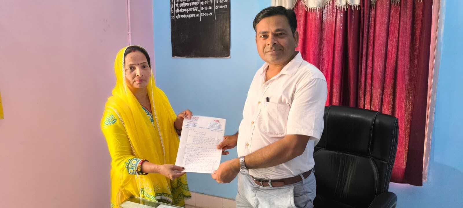 Samastipur: पंचायत सचिव की मनमानी को लेकर पंसस ने सौंपा पत्र