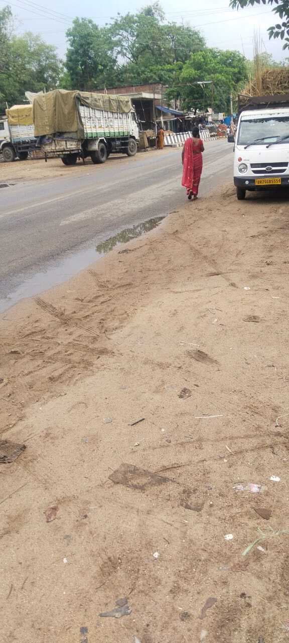 सड़क के दोनों तरफ बालू गिरे होने से दुर्घटना की बनी आशंका