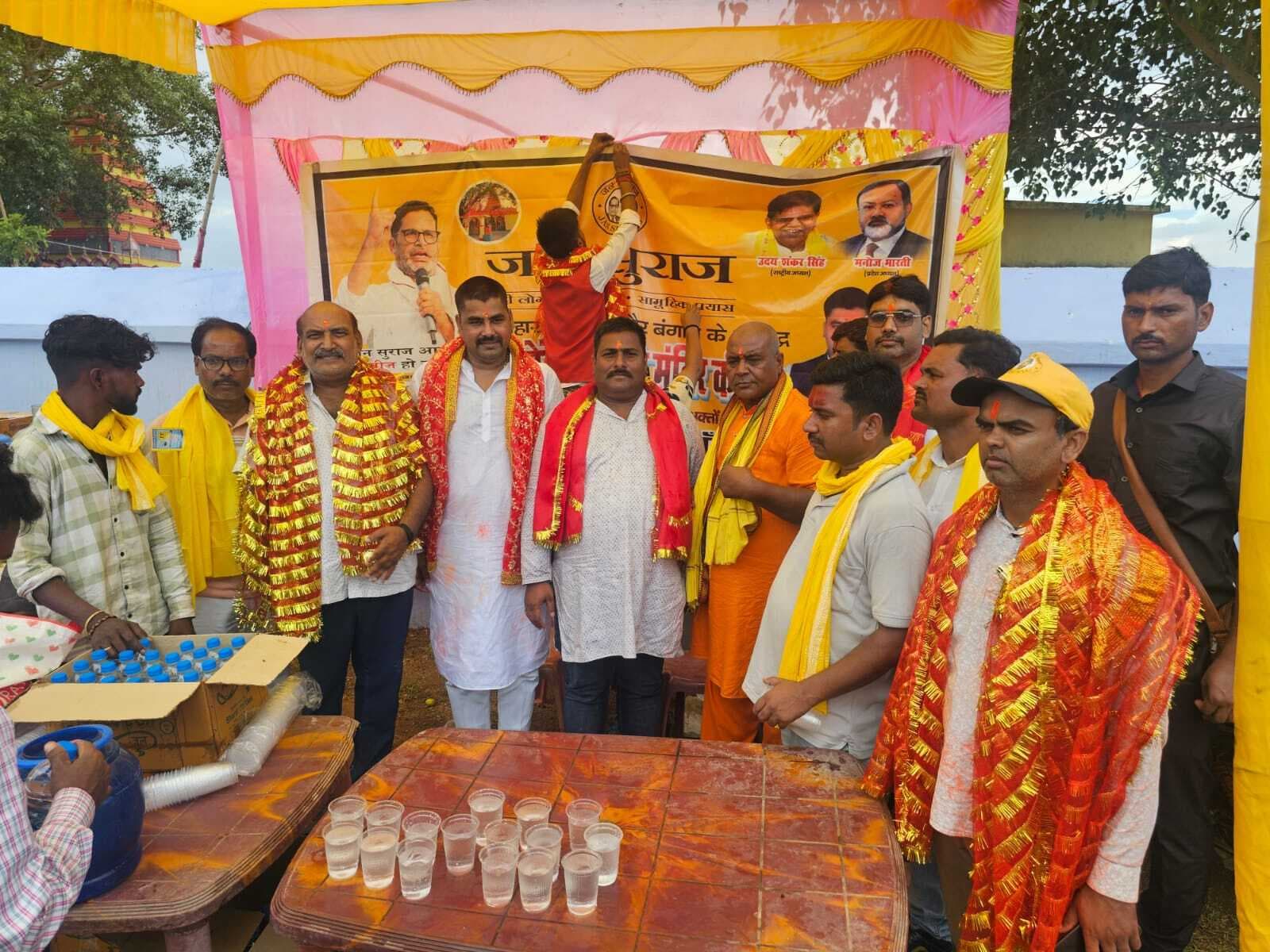 वार्षिक पूजा में जनसुराज नेता ने लगाये पेयजल स्टॉल