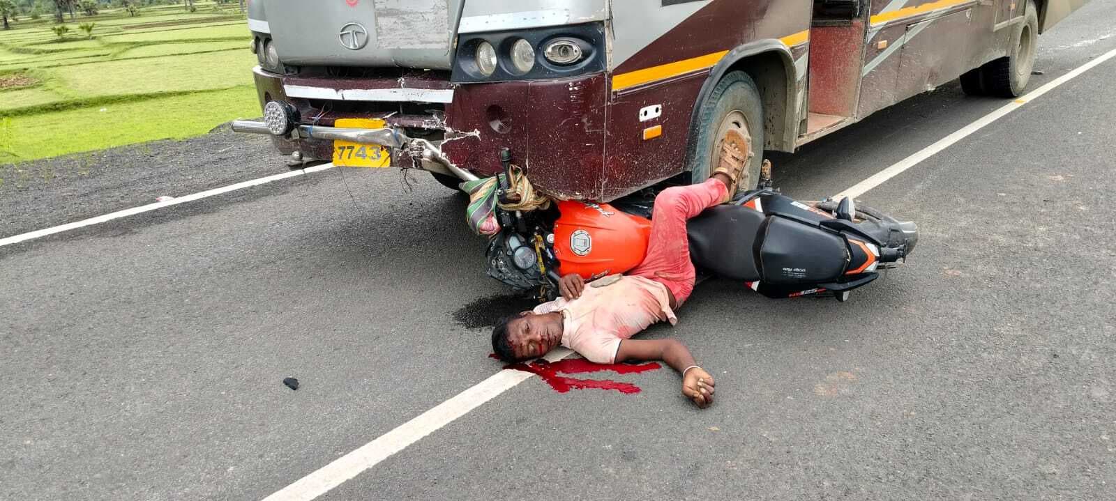 बोरियो में  यात्री बस ने बाइक सवार को रौंदा, मौत