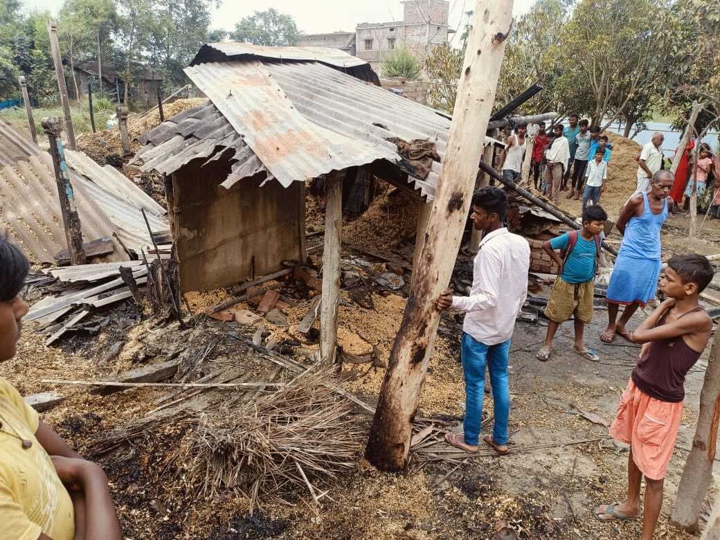 आग से 13 गृहस्वामियों का घर जल कर हुआ खाक