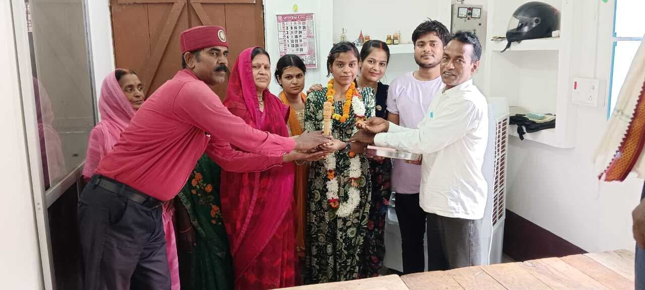 नीट में सफल संघमित्रा मौर्य को किया सम्मानित