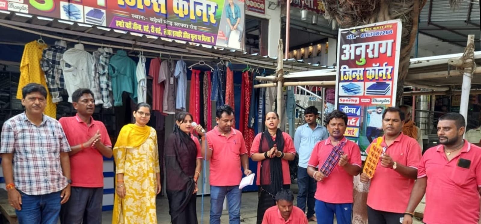 नुक्कड़ नाटक के माध्यम से दी गयी श्रम संसाधन की योजनाओं की जानकारी