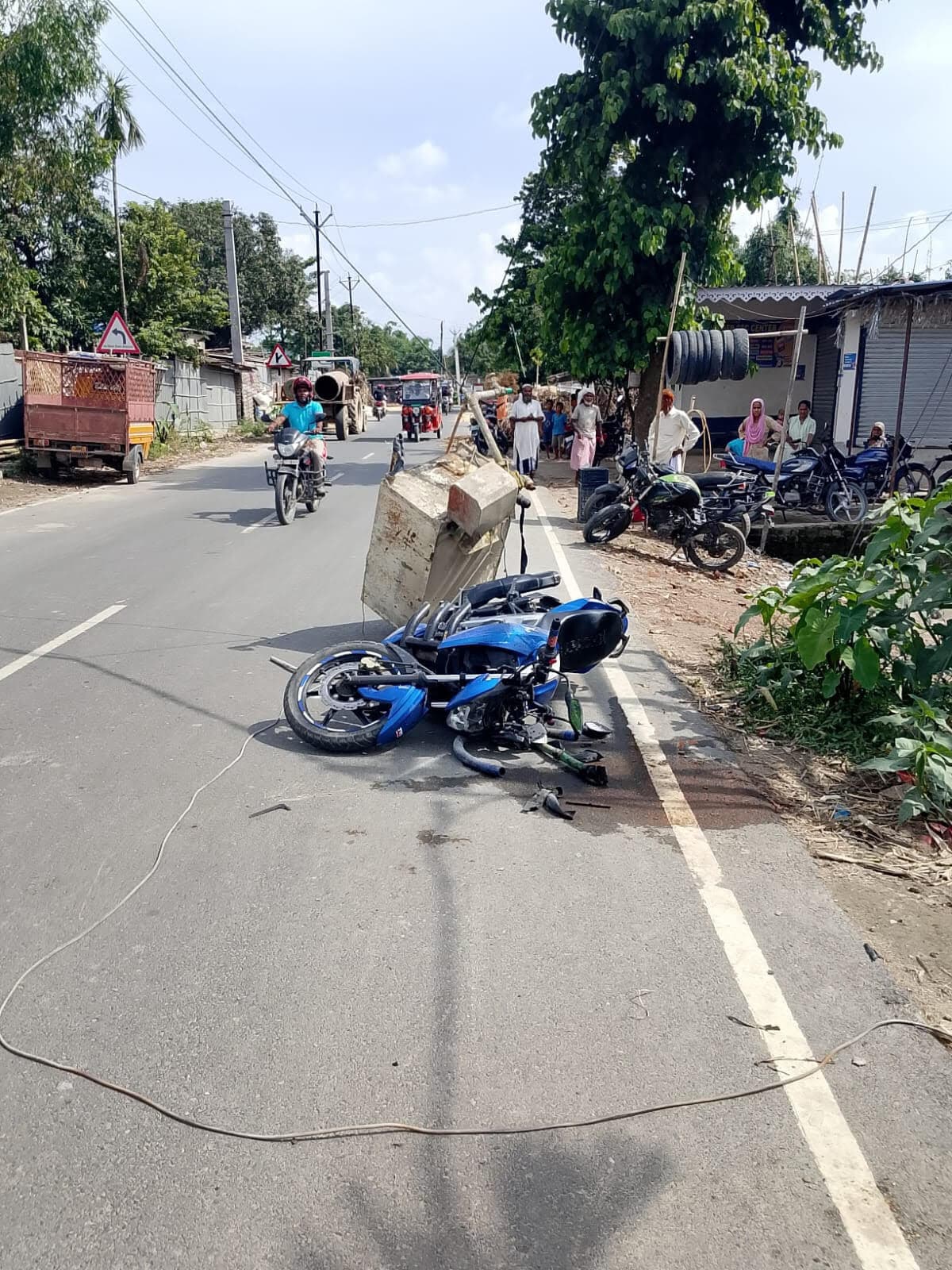 सड़क हादसे में बाइक सवार दो युवक घायल