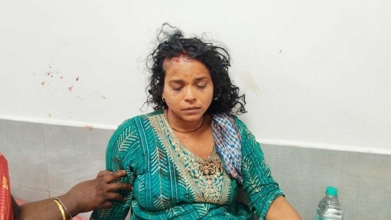 घरेलू विवाद में पत्नी और भोजाई को चाकू मार कर किया घायल, अस्पताल में चल रहा इलाज