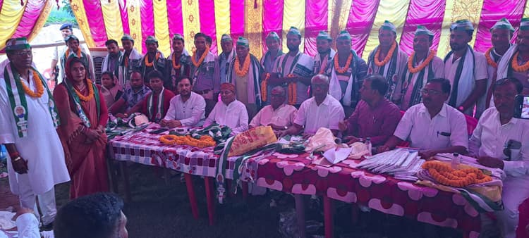 राजेश्वरी पंचायत की मुखिया व उनके पति ने दर्जनों समर्थकों के साथ जदयू का थामा दामन