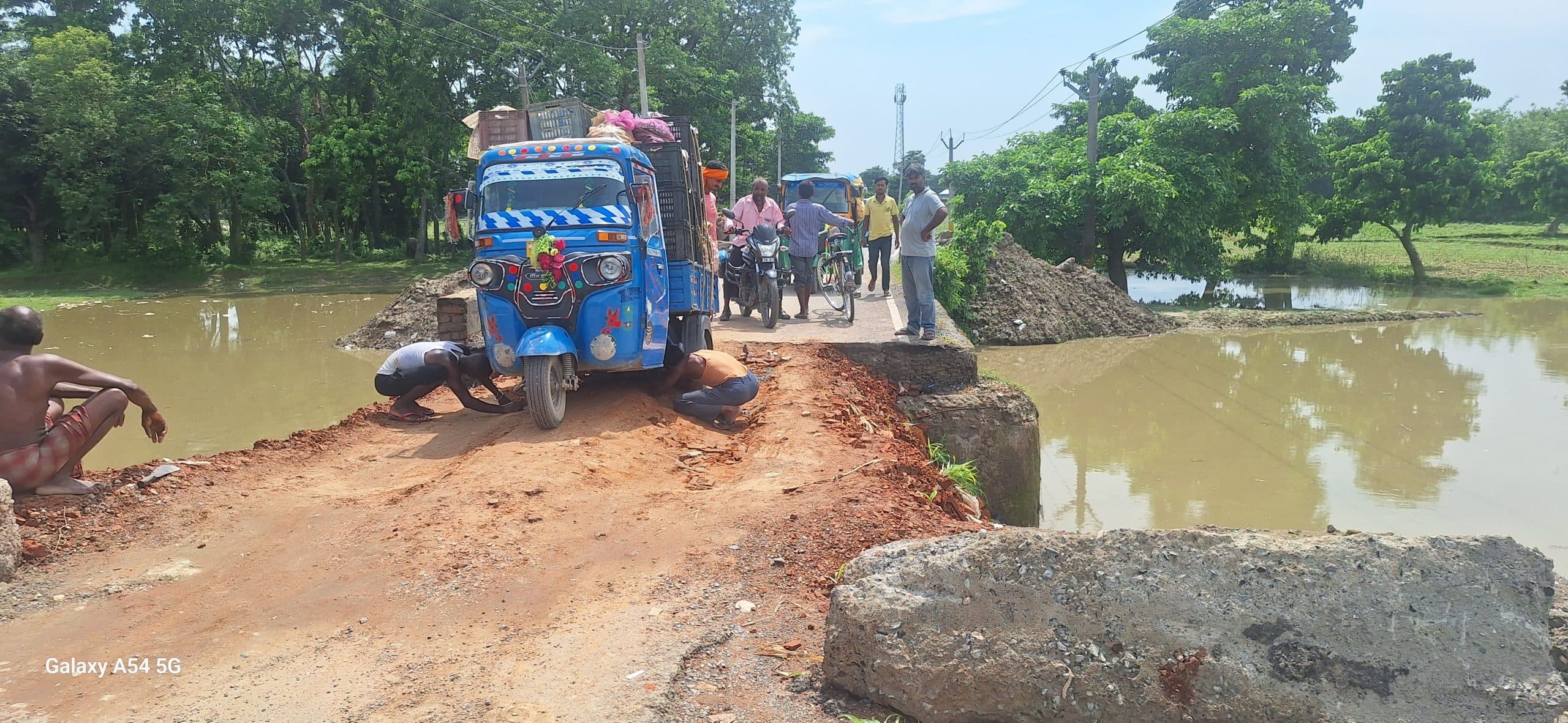 बहेलिया नदी पर बना पुल क्षतिग्रस्त, आवागमन में हो रही परेशानी