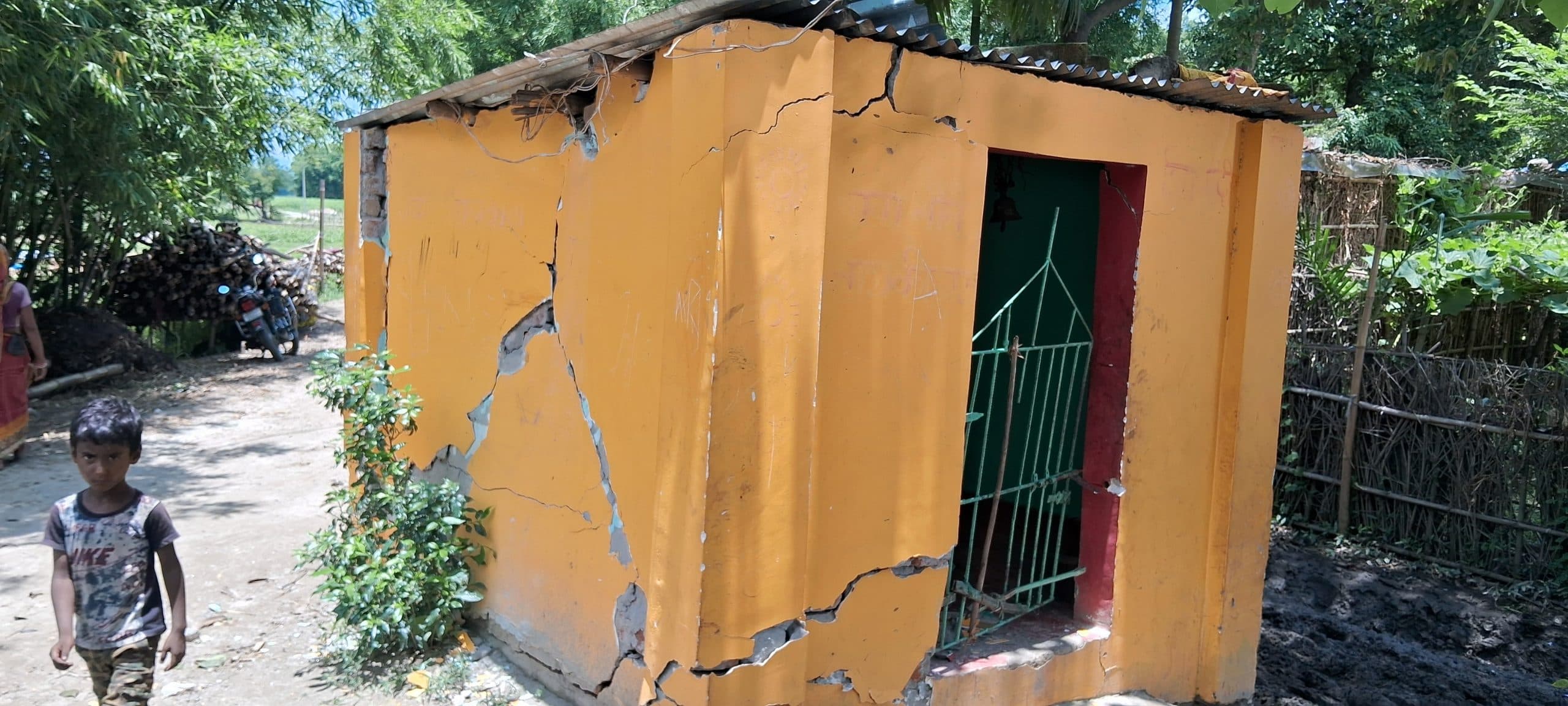 अनियंत्रित ट्रैक्टर की ठोकर से शिव मंदिर क्षतिग्रस्त