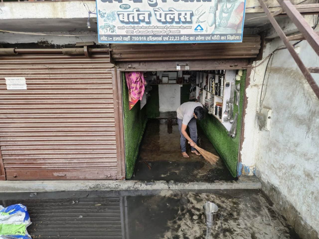 अंबा में एनएच 139 की नाली सफाई की खुली पोल, दुकान व घरों तक घुसा पानी