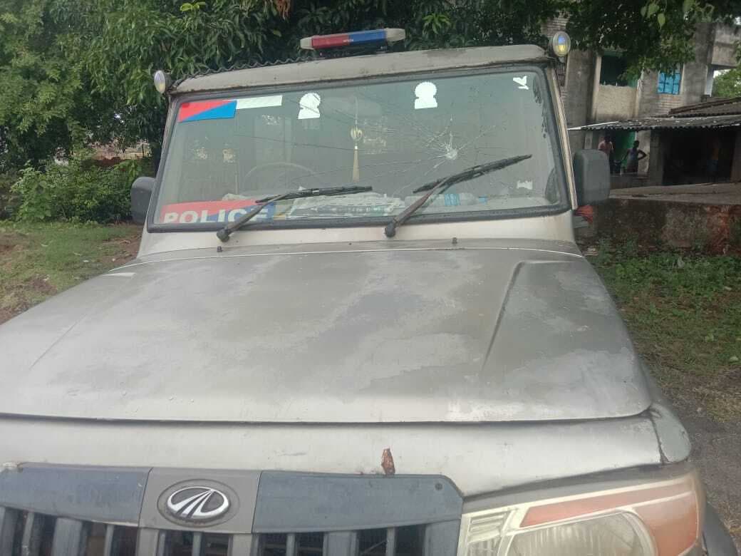 फरार वारंटी को गिरफ्तार करने गयी पुलिस टीम पर हमला, थाना प्रभारी समेत दो पुलिसकर्मी घायल