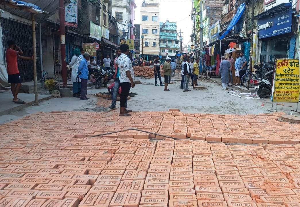 घटिया सड़क निर्माण का नगर आयुक्त किया निरीक्षण, अभियंताओं को दिये निर्देश