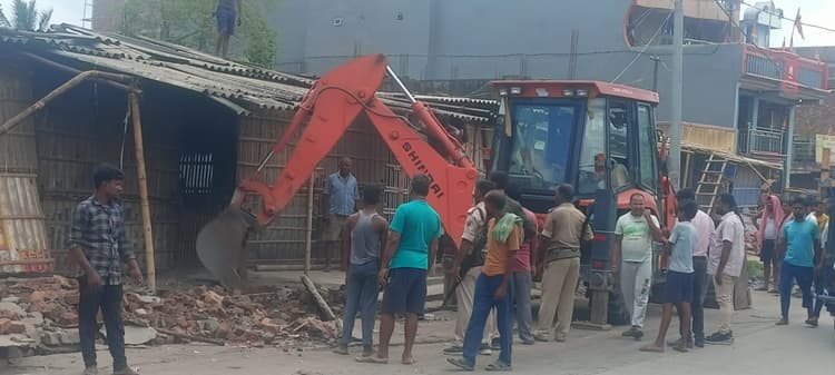 अतिक्रमण पर चला प्रशासन का बुलडोजर