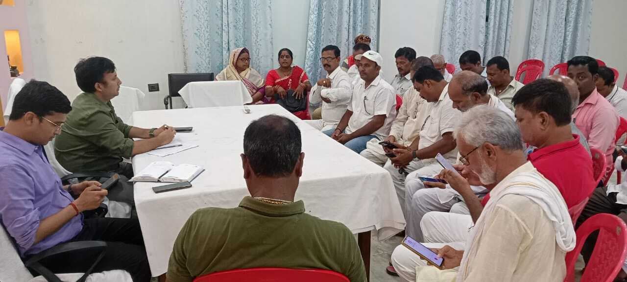 महिला सशक्तीकरण की उड़ रही धज्जियां, बैठक में प्रतिनिधियों की जगह ''''पति प्रतिनिधि'''' रहे हावी
