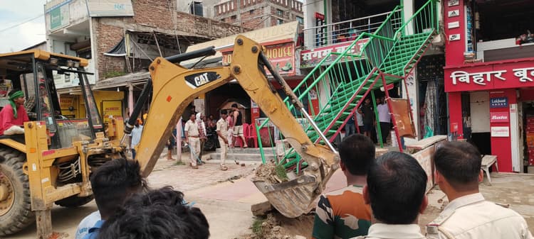 दूसरे दिन भी सिमराही बाजार में हटाया गया अतिक्रमण