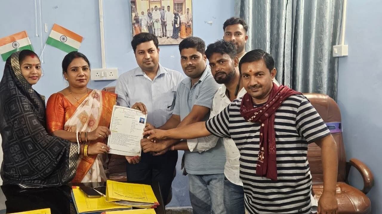 नगर पंचायत में व्यवसायी को मिला पहला ट्रेड लाइसेंस