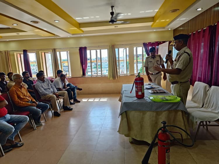 होटल संचालक को आग से बचाव की दी जानकारी