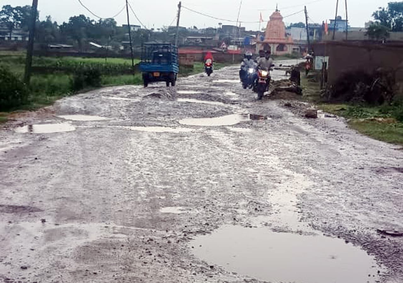 खलारी चूरी के पास अधूरी सड़क बन रही हादसों की वजह