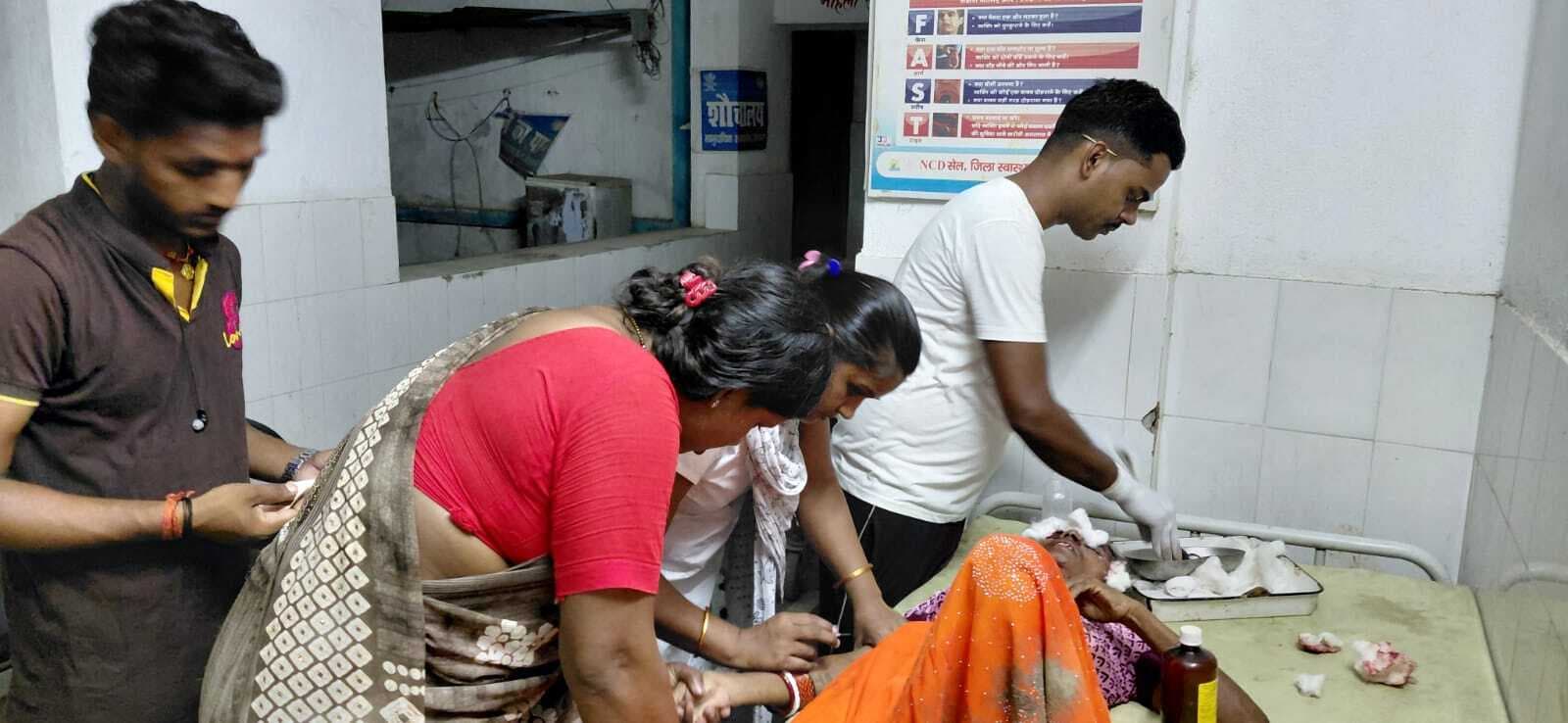 बस के धक्के से टोटो पर सवार पांच घायल