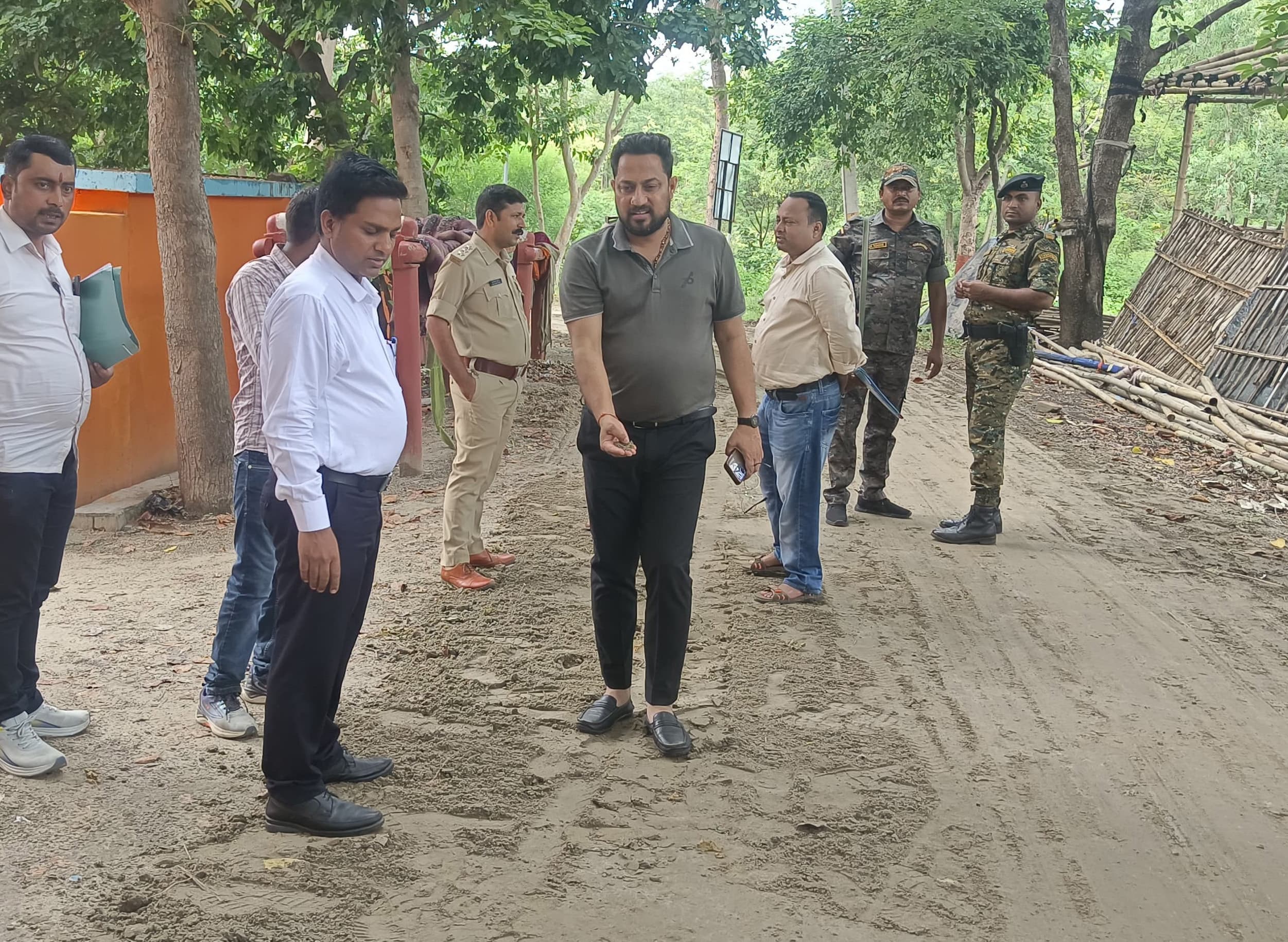 कांवरिया पथ पर पाये गए गड्डे, संवेदक को पत्राचार करने का निर्देश