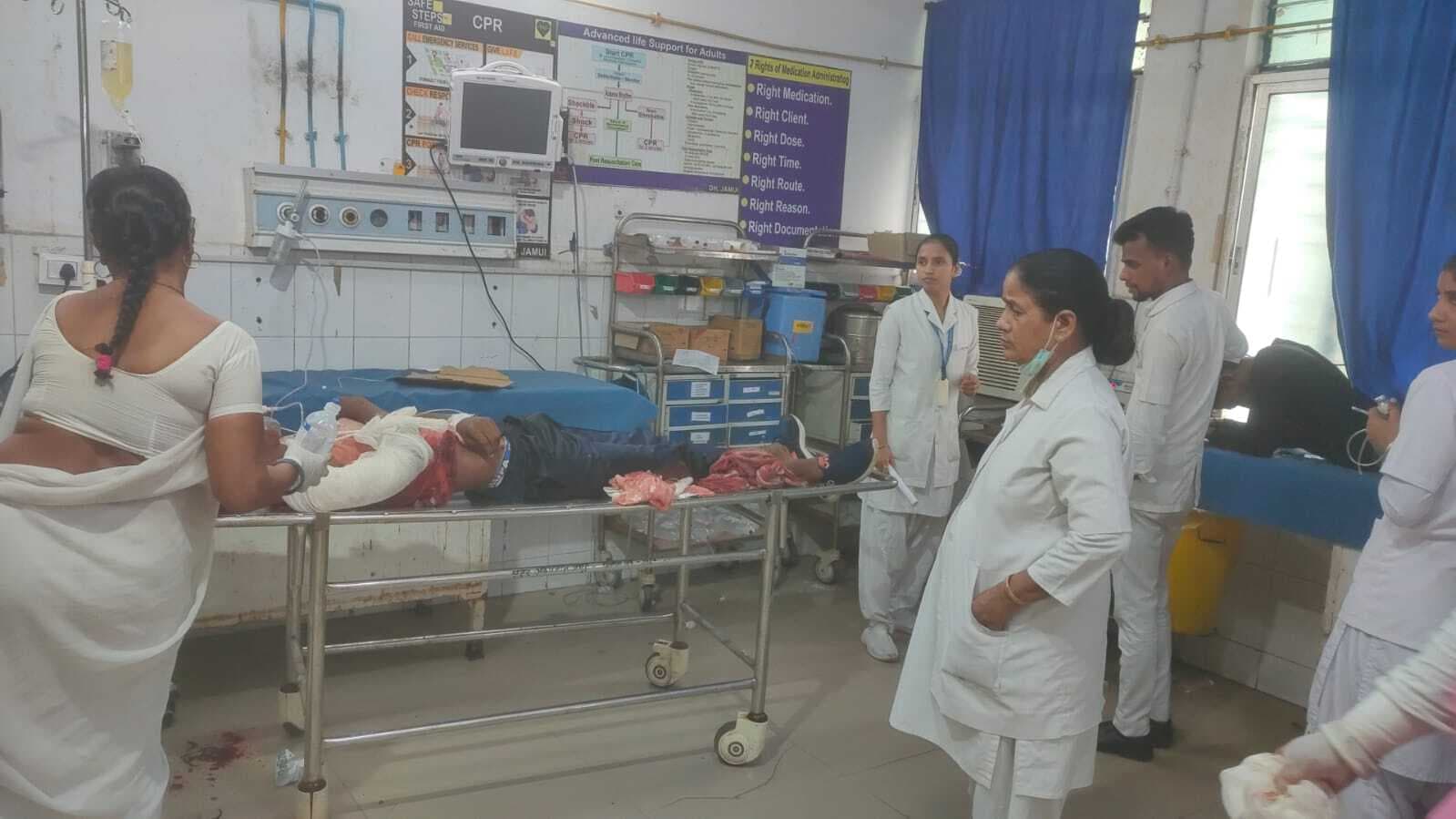 बालू लदे ट्रैक्टर की ठोकर से दो युवक घायल, एक पटना रेफर