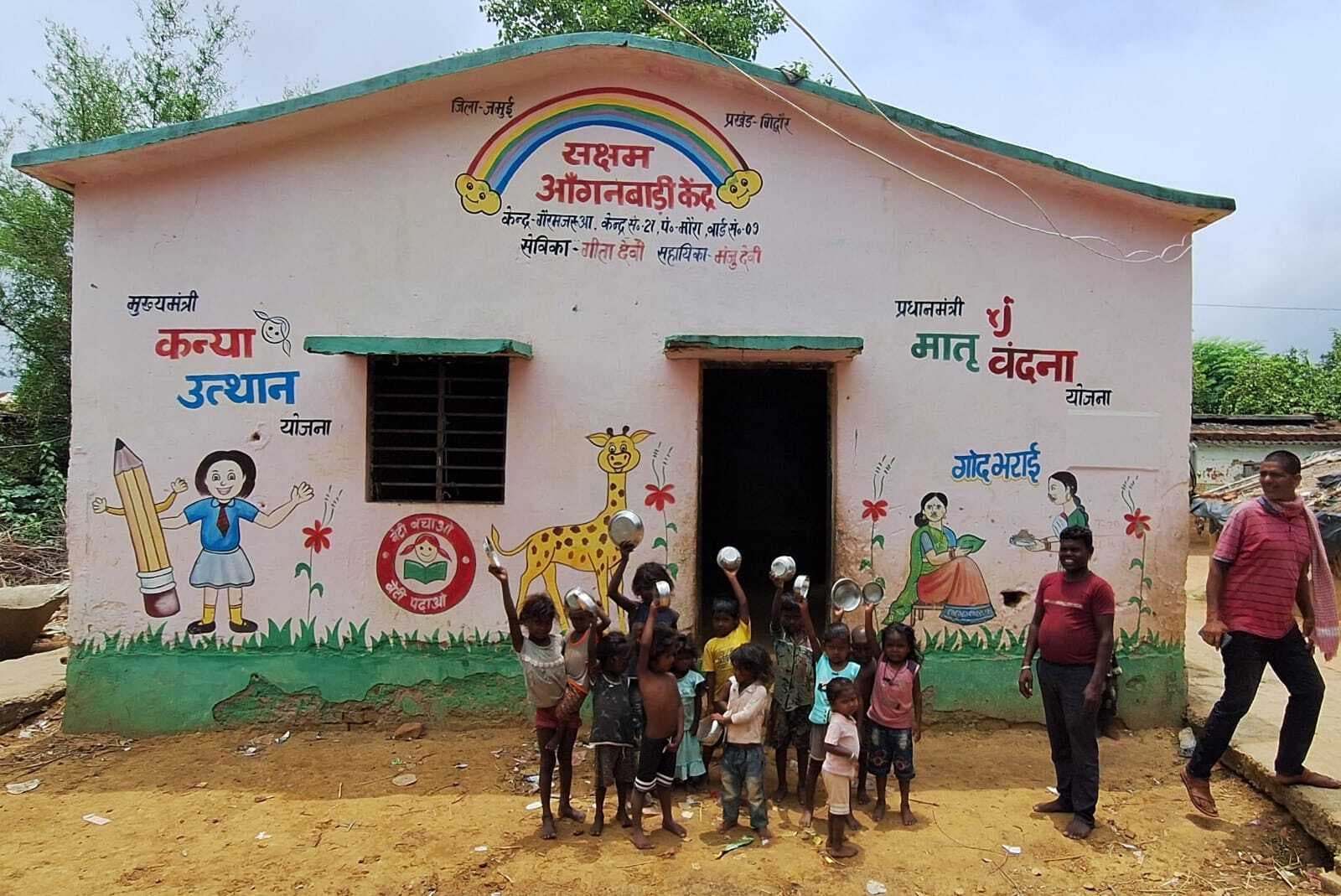 आंगनबाड़ी केंद्र की अव्यवस्था पर बच्चों ने किया प्रदर्शन