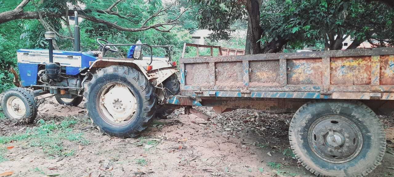 पुलिस ने बालू लदे ट्रैक्टर को किया जब्त
