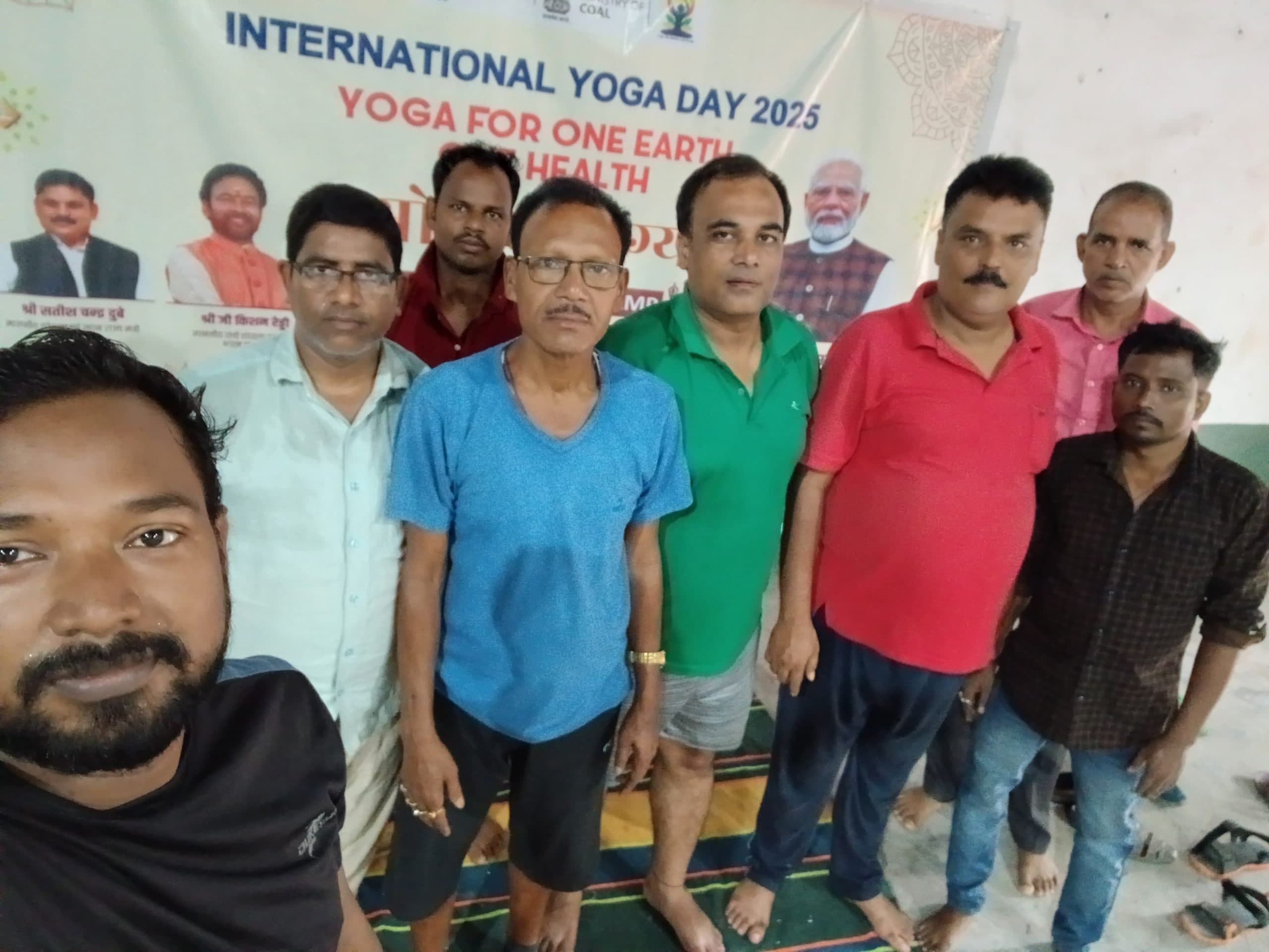 चितरा में कोलियरी कर्मियों को कराया गया योगाभ्यास