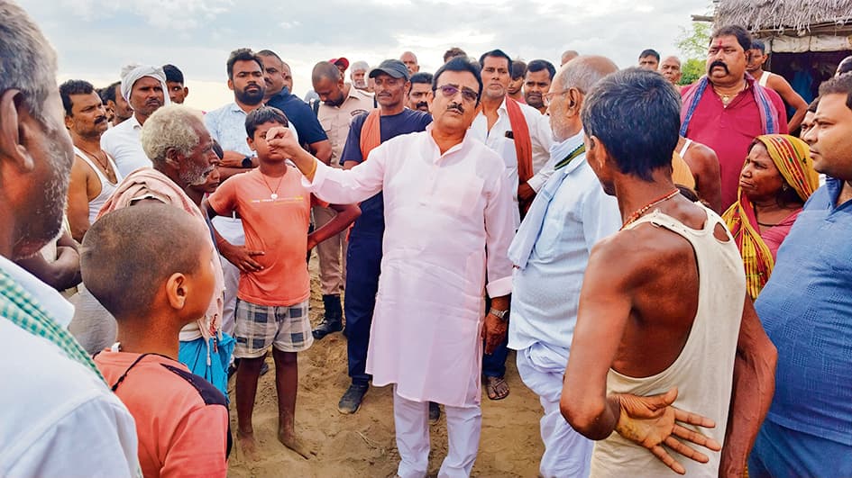 Begusarai News : कटाव निरोधक कार्य की मरम्मत को लेकर ग्रामीणों का धरना