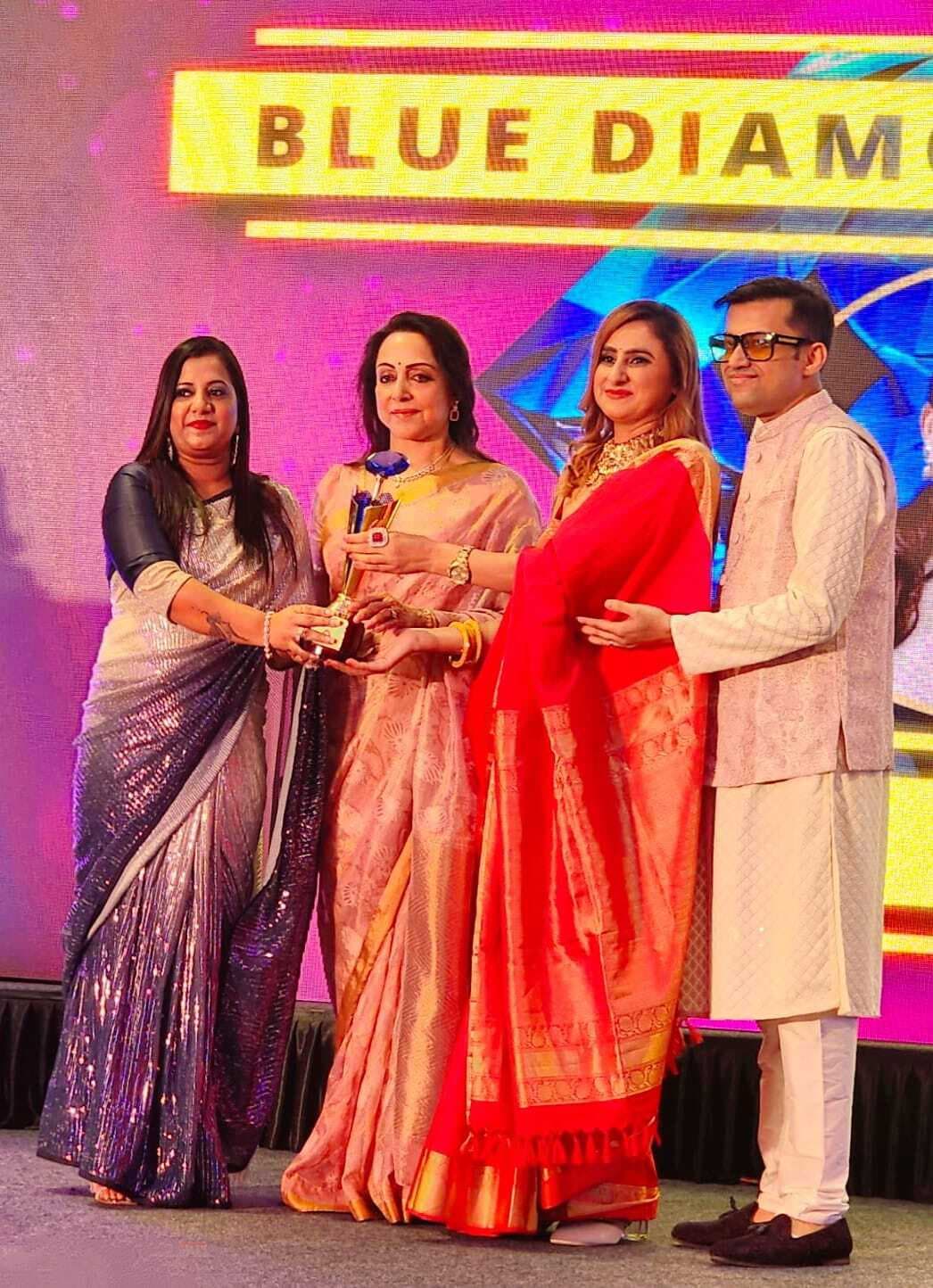 देवघर की बहू बरखा को हेमा मालिनी ने दिया स्प्रिचुअल एक्सलेंस ब्लू डायमंड अवार्ड