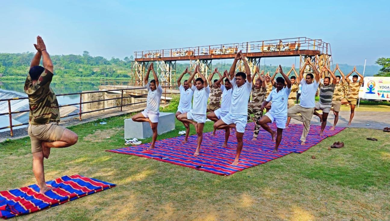 Bokaro News : चंद्रपुरा में सीआइएसएफ जवानों ने किया योगाभ्यास