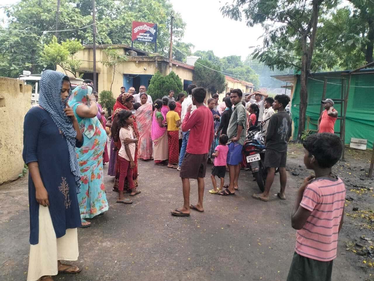 Dhanbad News : हैवी ब्लास्टिंग के पत्थर घरों पर गिरे, ग्रामीणों ने ओपी में किया हंगामा