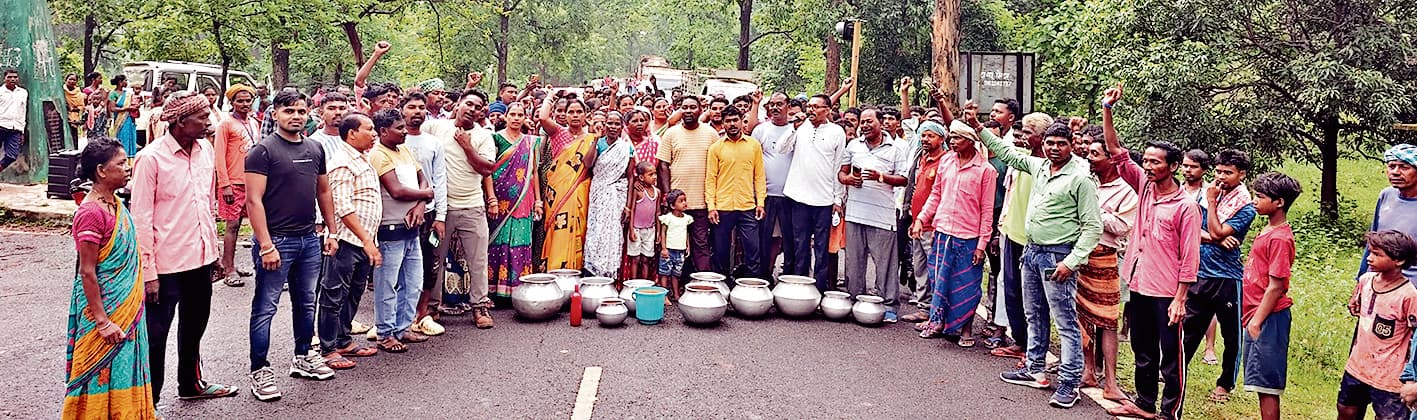 पानी के लिए परेशान 14 गांवों के ग्रामीणों ने किया एनएच जाम