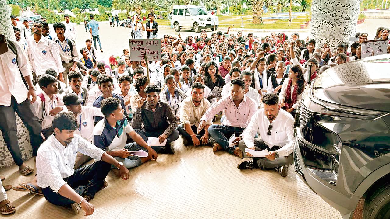 Chaibasa News : आठ माह की पढ़ाई बची है, कॉलेज से निकालना सही नहीं