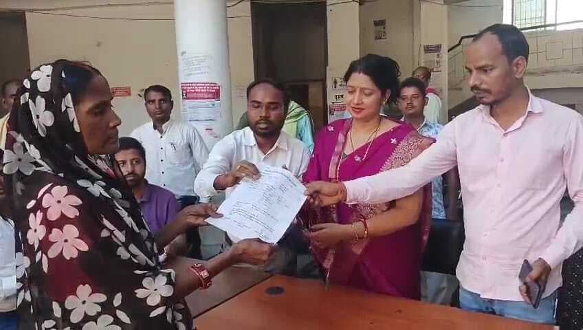 165 भूमिहीनों परिवारों के बीच सीओ ने बांटा जमीन का पर्चा