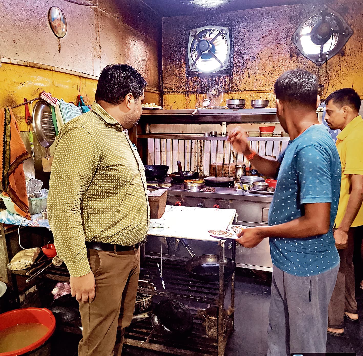 Chaibasa News : गोल्डन चिल्ली रेस्टोरेंट से तीन किलो नकली पनीर जब्त, 10 हजार जुर्माना लगा