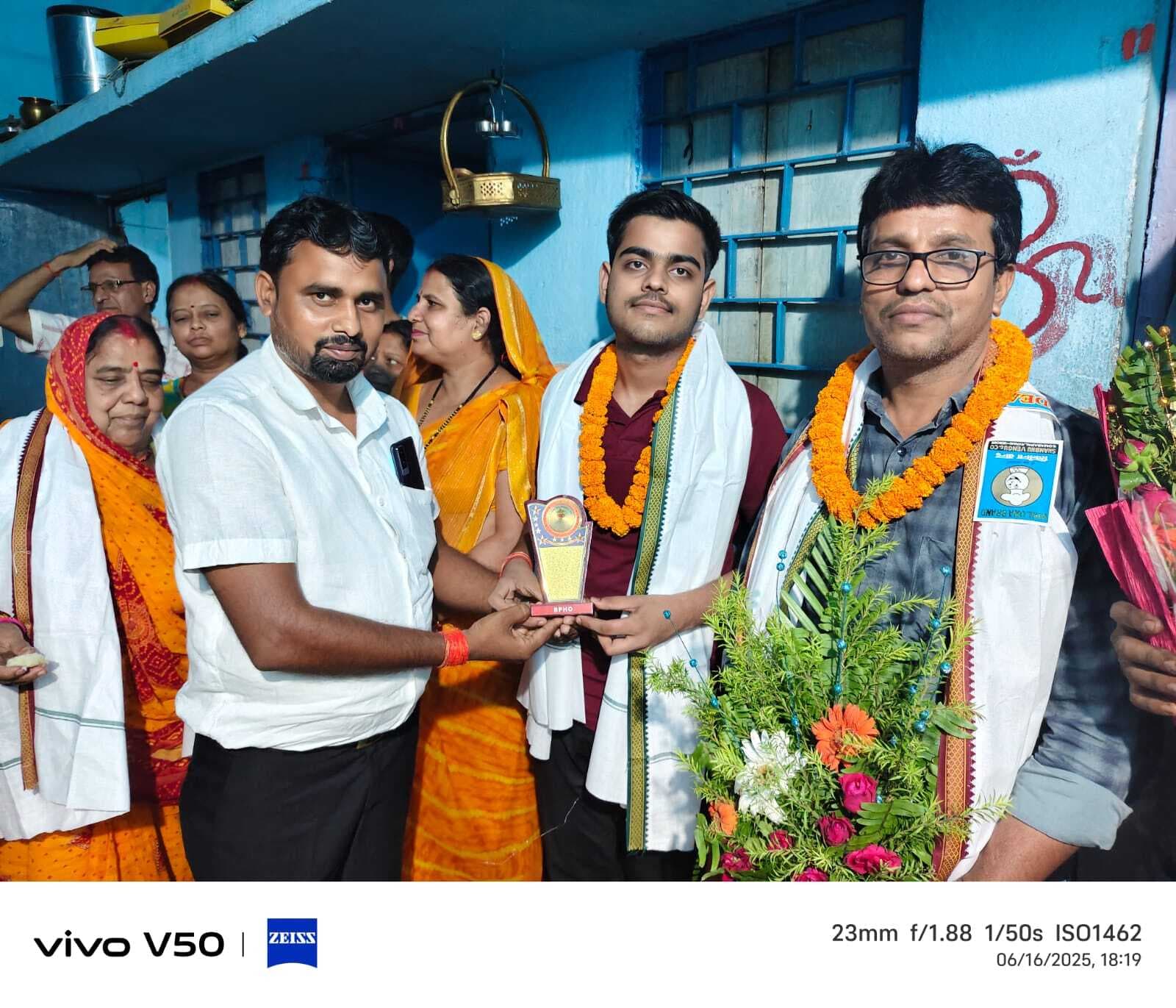 Giridih News: नीट के स्टेट टॉपर हिमांशु को किया सम्मानित