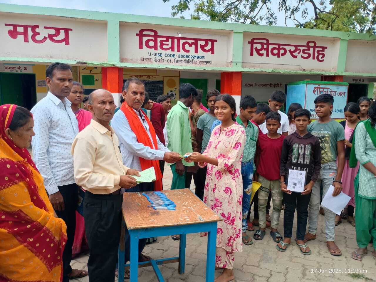 Giridih News: पढ़ाई जारी रखने के लिए छात्र-छात्राओं को किया गया प्रेरित