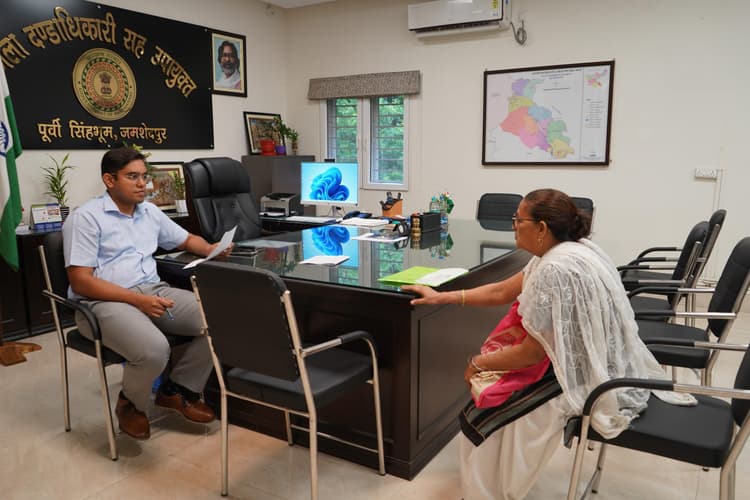 Jamshedpur News : जन शिकायत निवारण दिवस पर 60 लोगों ने रखी अपनी समस्याएं