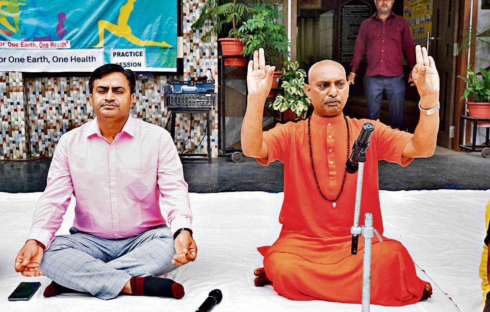 Ranchi News : योग से मस्तिष्क के दोनों गोलार्ध एक साथ होते है विकसित : स्वामी मुक्तरथ