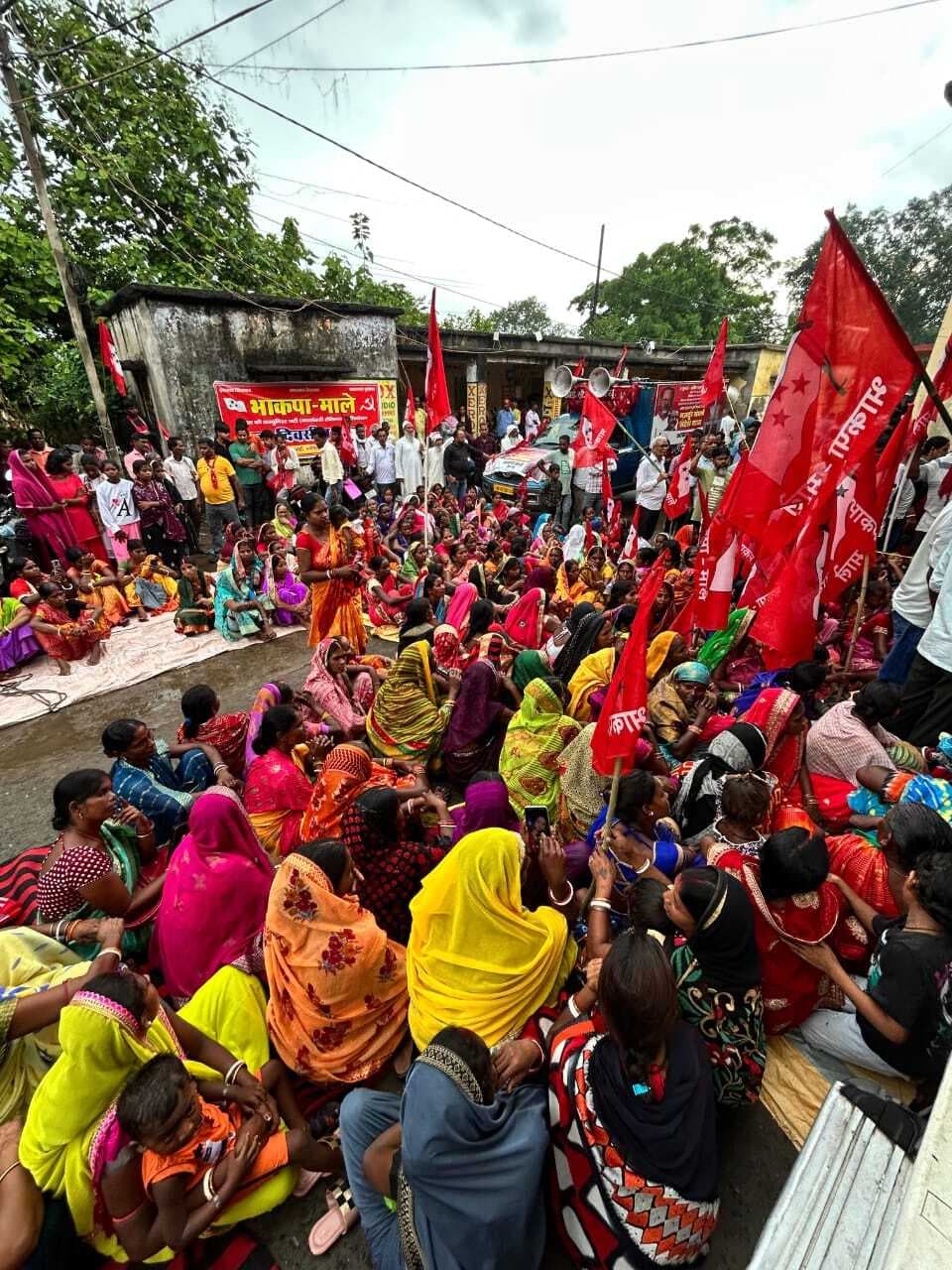 Dhanbad News : भ्रष्टाचार के खिलाफ गोविंदपुर प्रखंड कार्यालय पर भाकपा माले का धरना